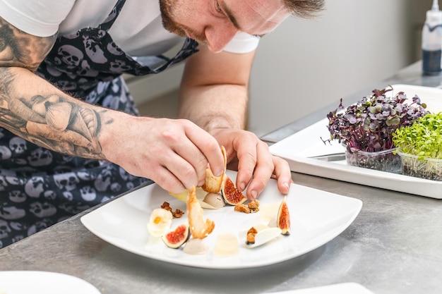Šéfkuchár pripravuje tanier